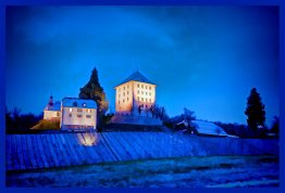 Schloss Heidegg zwischen Gelfingen und Sulz in der Abenddämmerung (blaue Stunde) leicht eingeschneit
