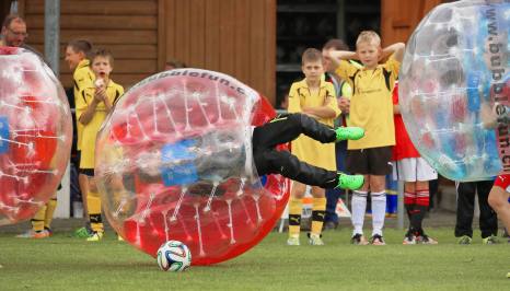 Sichtbare Aufprallenergie: Zweikampf JuniorInnen am 2. Bubble Fussball Turnier des FC Hitzkirch auf dem Sportplatz Hegler Hitzkirch.