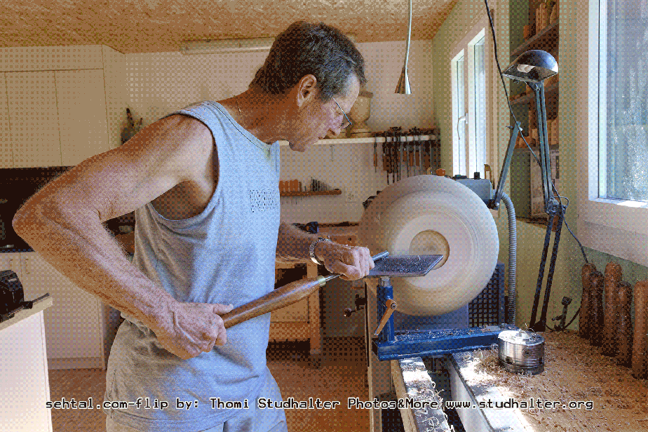 Häfliger Beat drechselt eine Holzschale in seiner Werkstatt in Gelfingen.