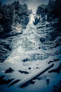 Eiskreationen an einem Wasserfall in Engelberg
